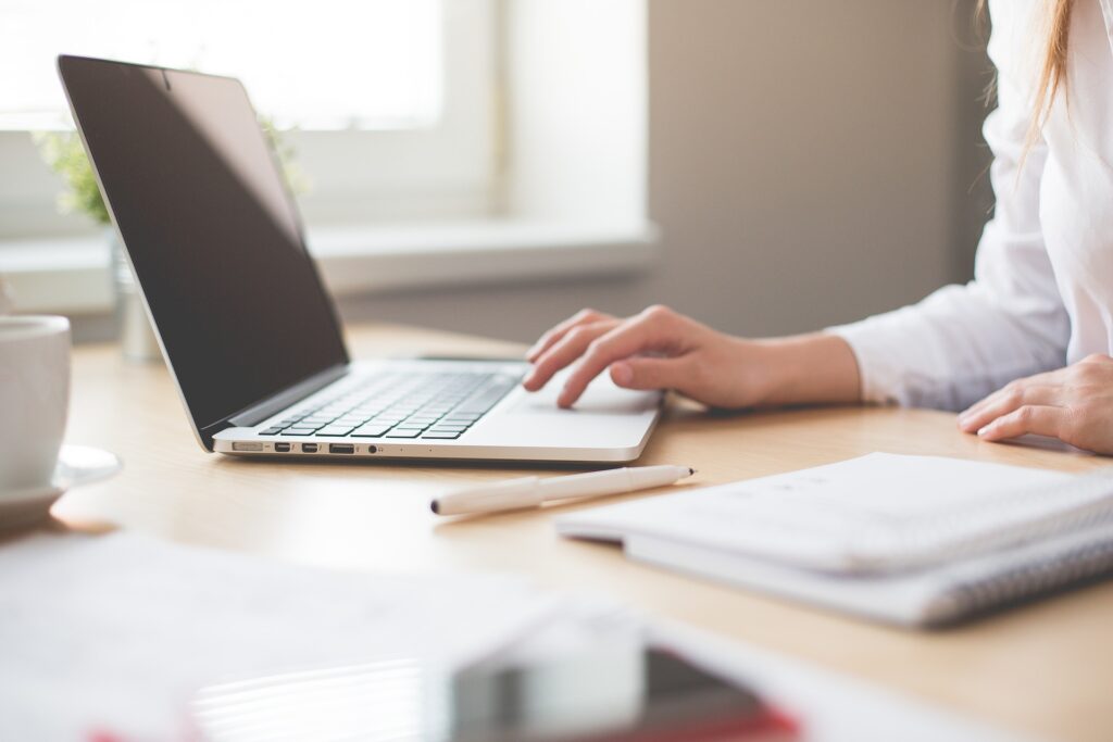 Vrouw die vertaald met computer